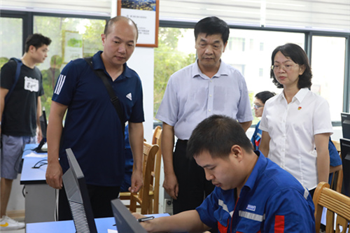 市总工会党组书记、副主席廖哲一行到玉柴巡查技能大赛