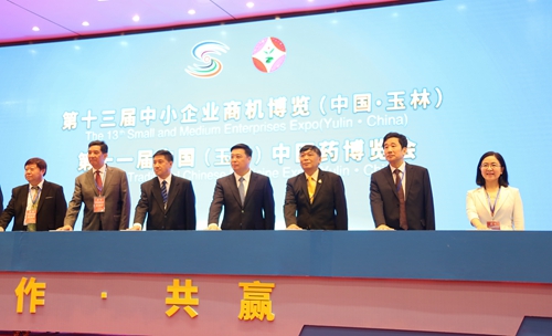 第十三届玉博会开幕 自治区人民政府副主席黄俊华到玉柴展馆参观指导