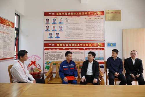 自治区高级人民法院院长黄海龙慰问全国五一劳动奖章获得者丘德政