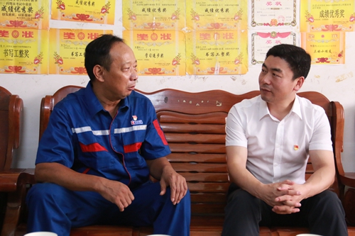 玉林市市长白松涛到玉柴慰问困难党员