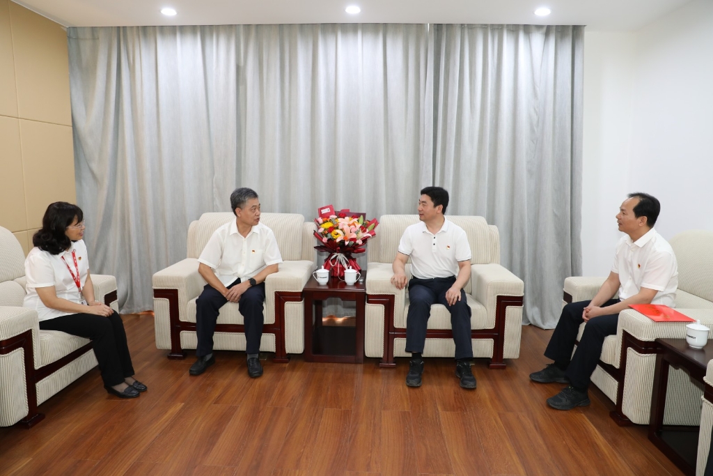 玉林市委副书记、市长白松涛慰问玉柴党员、科技专家沈捷