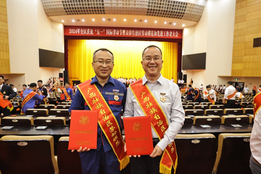 玉柴王辉、刘先黎荣获自治区劳动模范