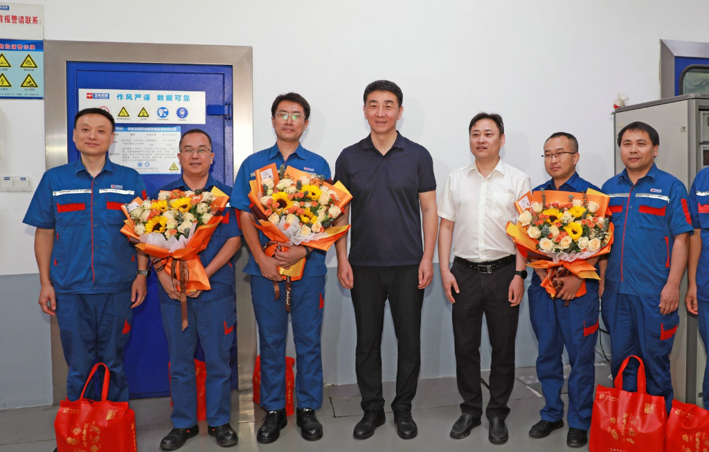 玉林市委书记王琛“五一”慰问玉柴劳模和科技工作者