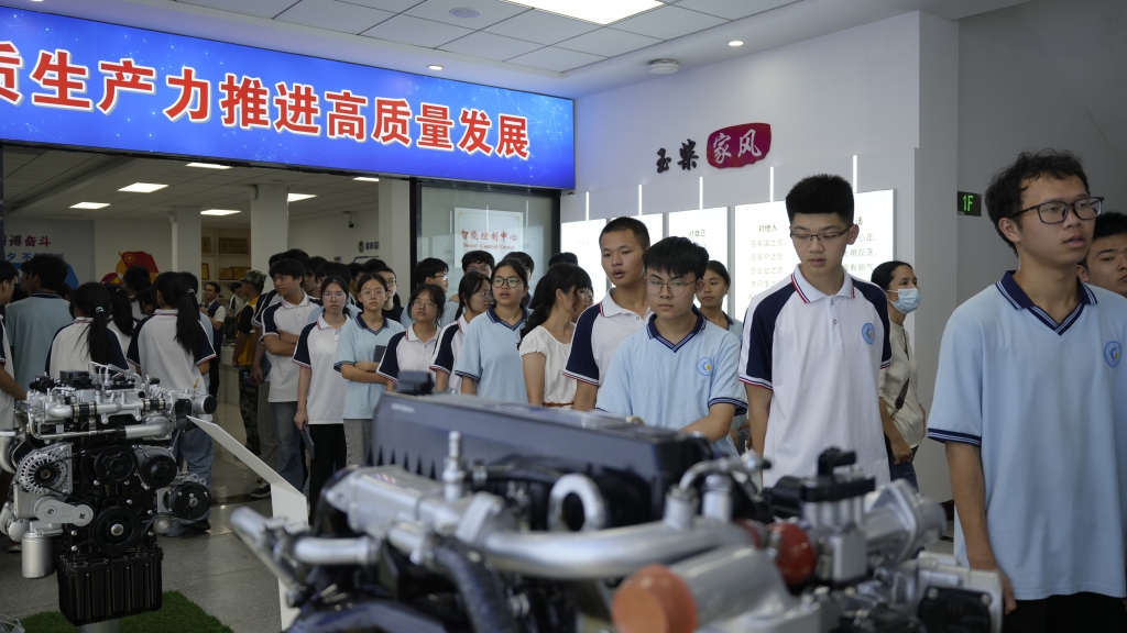 玉林市第十五中学高二500多人研学团走进玉柴